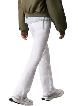 Calças Calvin Klein Mid Rise Flared brancas.