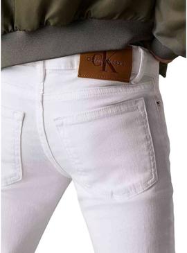 Calças Calvin Klein Mid Rise Flared brancas.