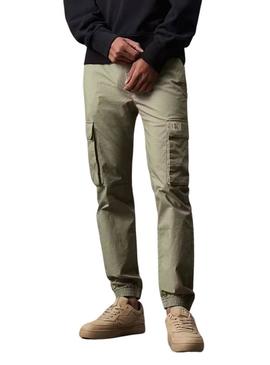 Calça Calvin Klein Cargo verde para homem.