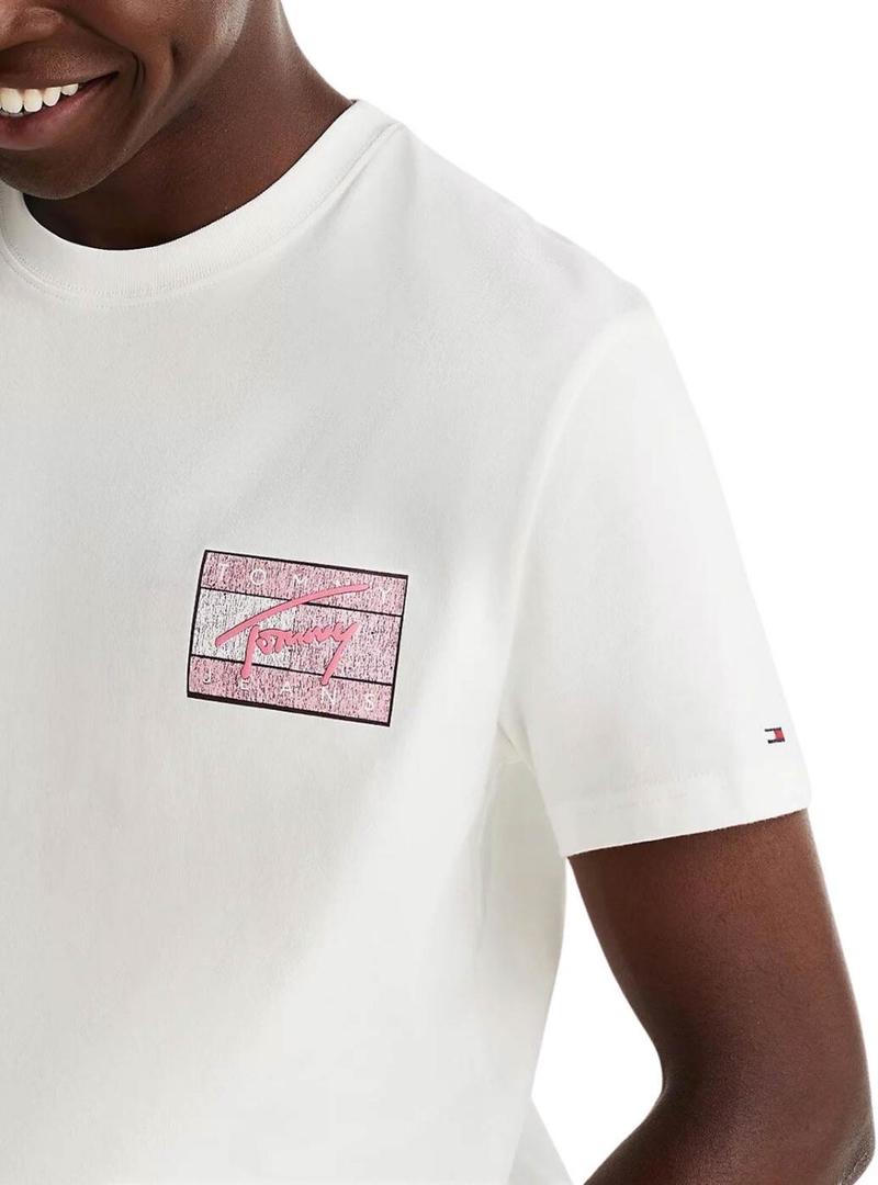Camiseta Tommy Jeans Flag branca para homem.