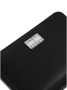 Carteira Tommy Jeans American Cool preta para mulher.