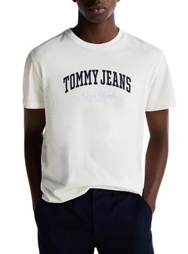 Camiseta Tommy Jeans Varsity Pop branca para homem.
