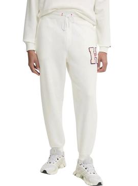 Calça Tommy Jeans Patch Terry bege para homem.