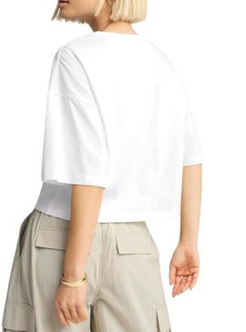 Camiseta Puma Leo Luxe branca para mulher.