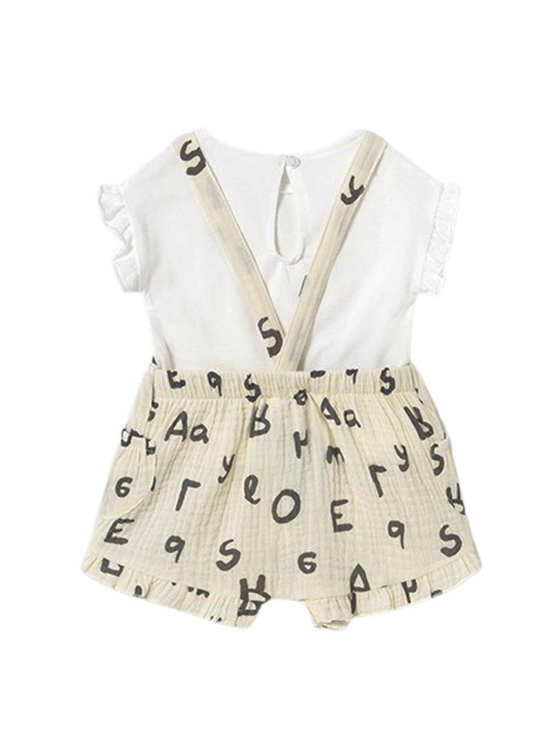 Conjunto Mayoral macacão e camiseta bege para bebê.