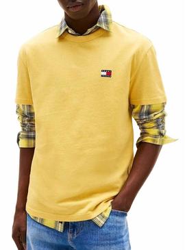 Camiseta Tommy Jeans Badge amarelo para homem.