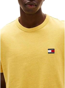 Camiseta Tommy Jeans Badge amarelo para homem.