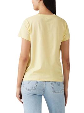Camiseta da Levis com logo amarelo perfeito para mulher.