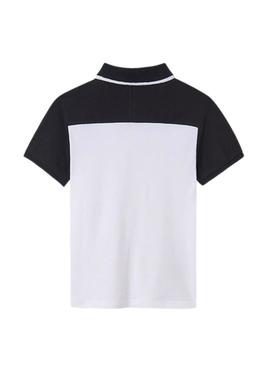 Camisa polo branca combinada para menino.