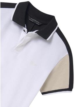 Camisa polo branca combinada para menino.