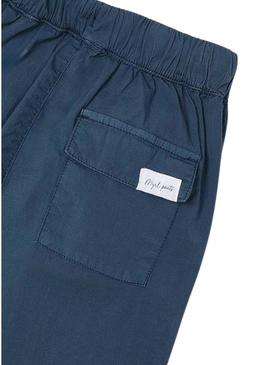 Calças Mayoral com pregas relaxadas em azul marinho para menino.