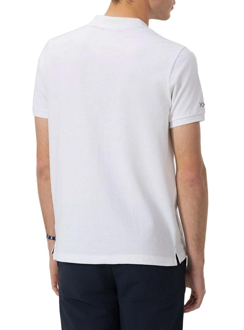 Camisa básica branca para homem.