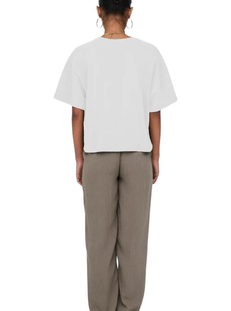 Camiseta Only Terza com bolso de tachuelas branco para mulher.