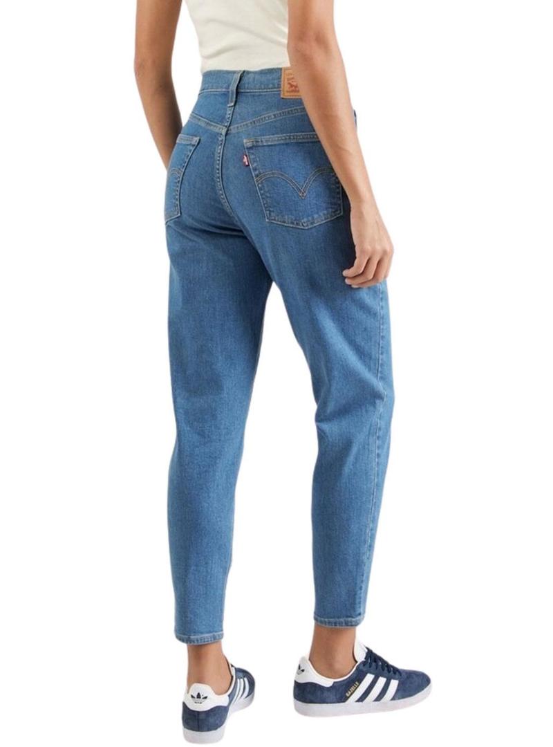Calça de ganga Levis Mom Jean em denim para mulher.