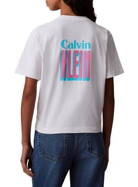 Camiseta Calvin Klein Jeans Boxy branca para mulher.