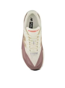 Sapatilhas New Balance Fuelcell Rebel V5 bege e lilás para homem.