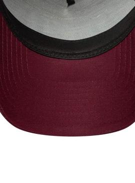 Boné New Era Patch 9Forty Trucker bordô para homem.