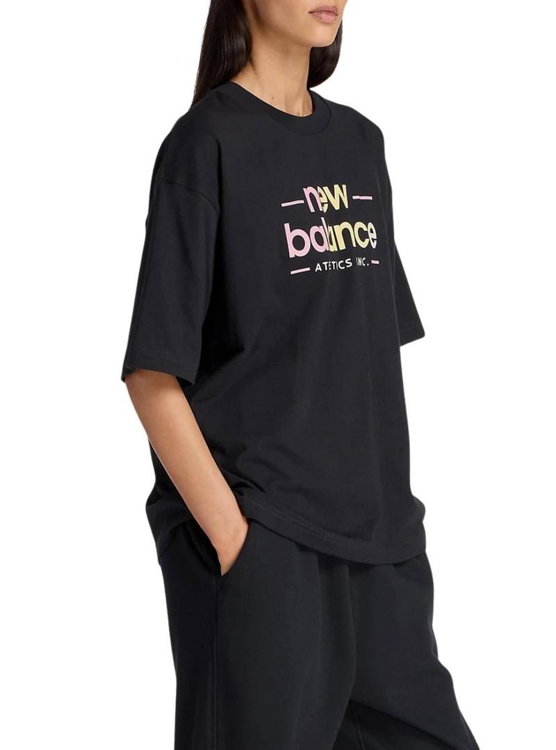 Camiseta New Balance Reimagined preto para mulher.