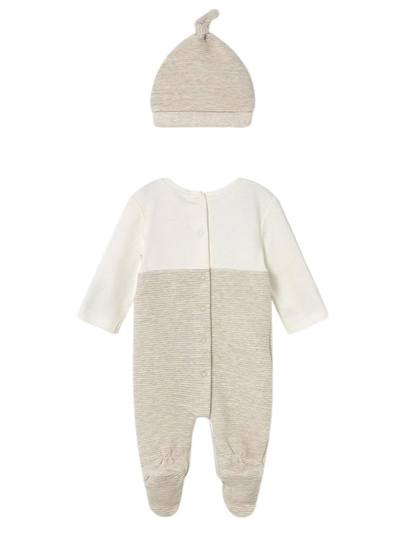 Macacão Mayoral de bebê, colete e boné bege.