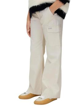 Calças cargo Calvin Klein de menina em tons de bege.