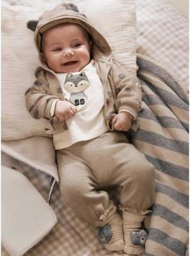 Conjunto de três peças da marca Mayoral em ponto tostado para bebê.