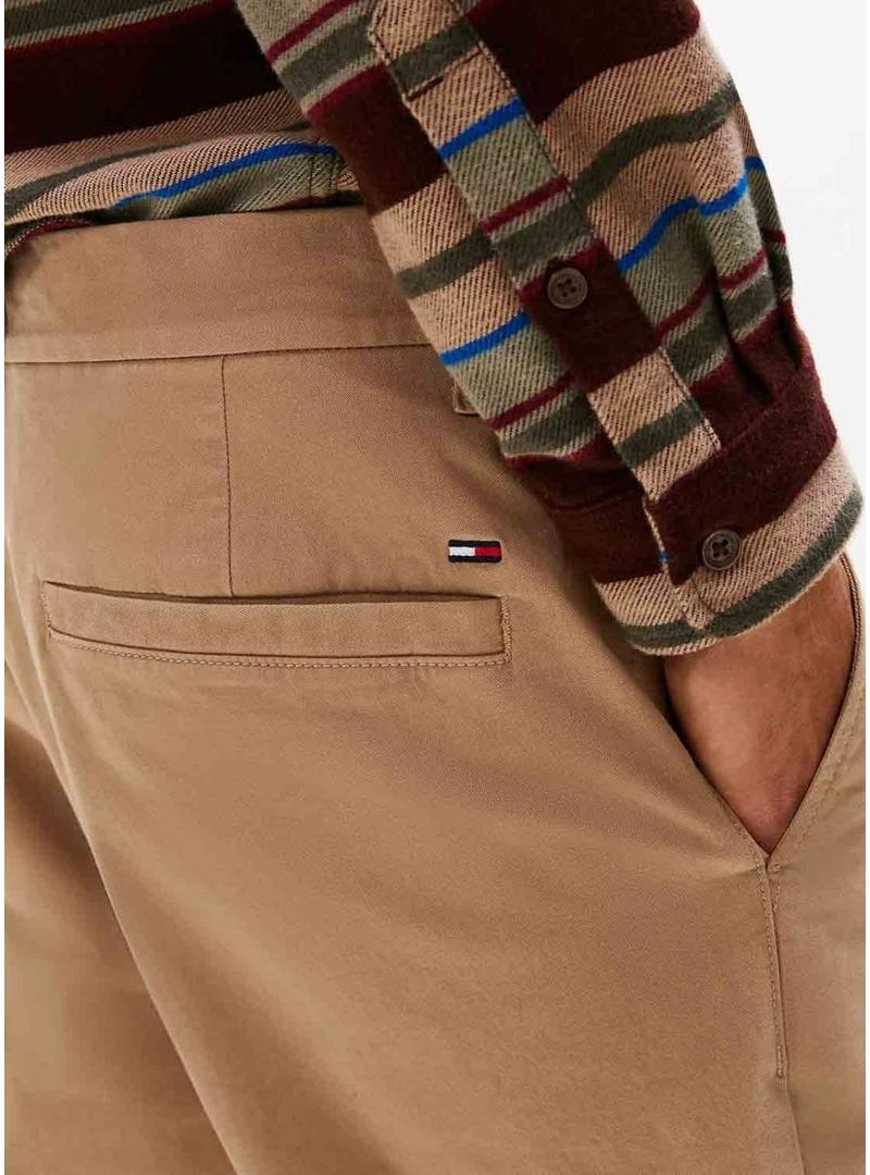 Calça Tommy Jeans Austin em camelo para homem.
