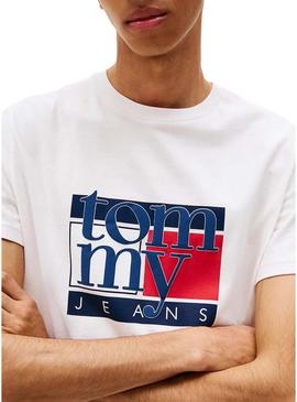 Camiseta Tommy Jeans Flag branca para homem.