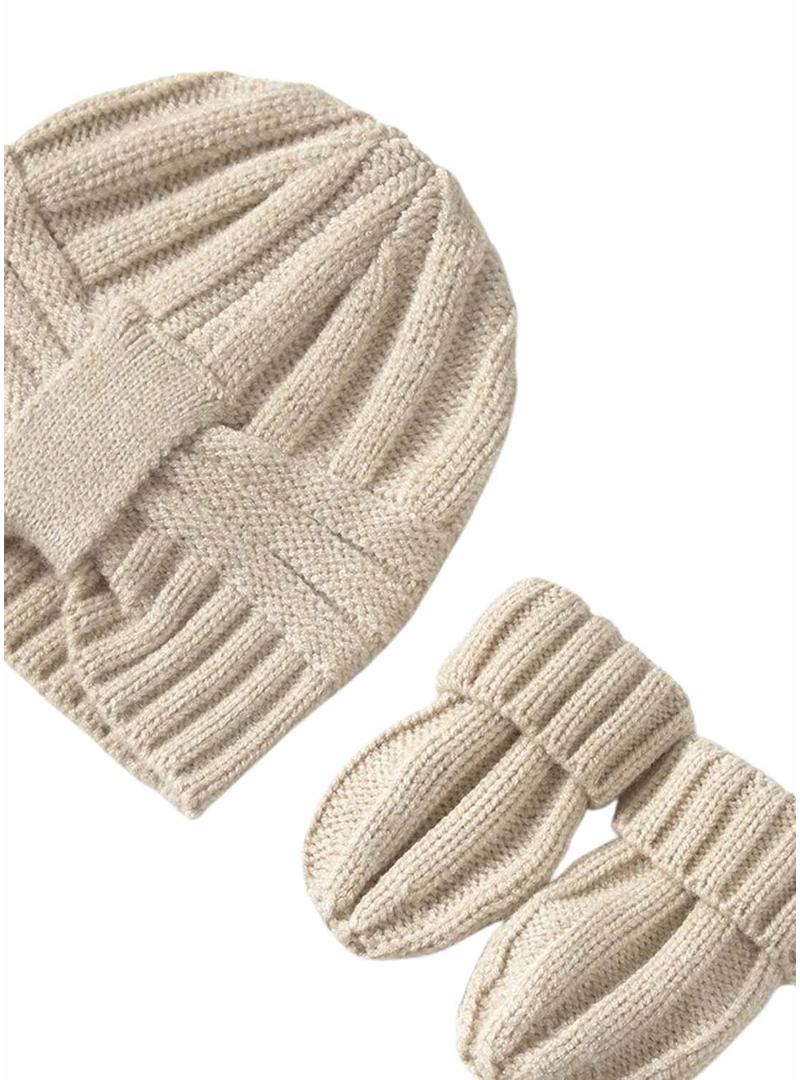 Conjunto Mayoral touca e luvas bege para bebê.