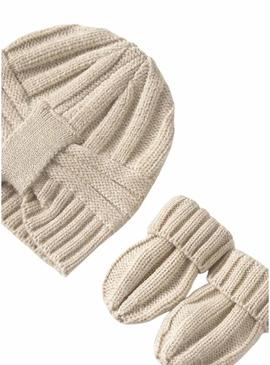 Conjunto Mayoral touca e luvas bege para bebê.