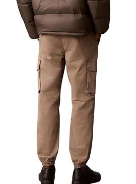Calças cargo Calvin Klein Jeans tostado para homem.
