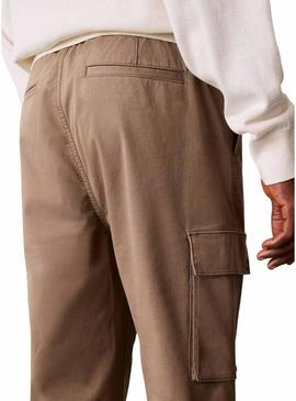 Calças cargo Calvin Klein Jeans tostado para homem.