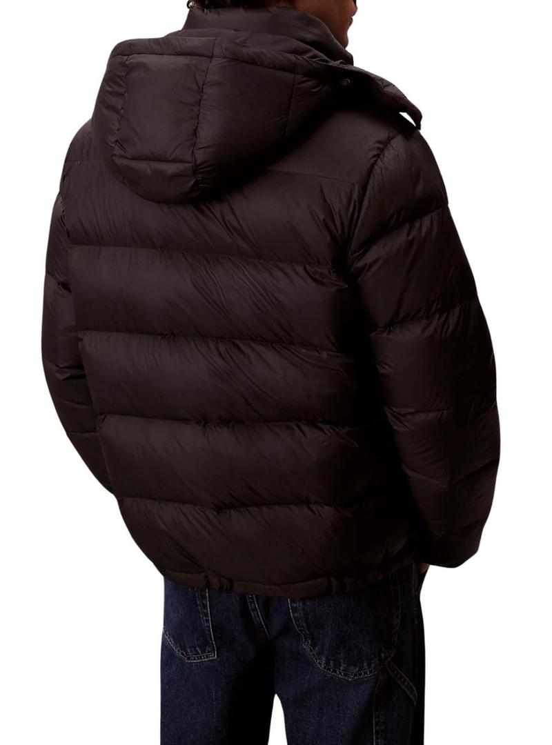 Jaqueta de penas Calvin Klein com capuz preto para homem.