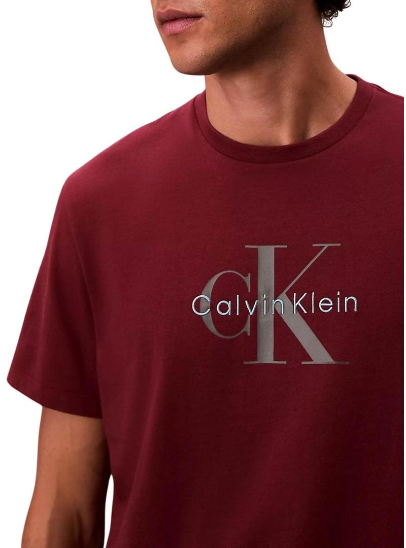 Camiseta Calvin Klein Monologo granate para homem.