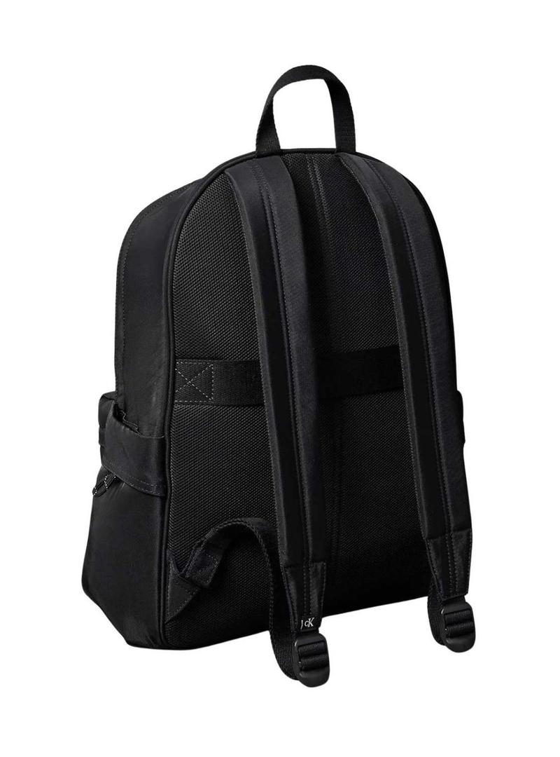 Mochila Calvin Klein monograma preta de nylon para homem.