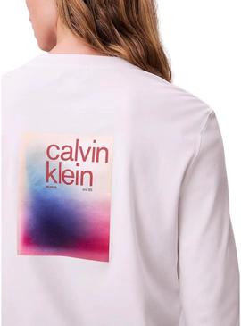 Camisa Calvin Klein Jeans Satin Ombre Graphic branca para mulher.
