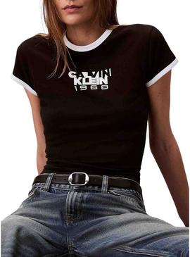 Camiseta Calvin Klein 1968 Graphic Baby preta para mulher.