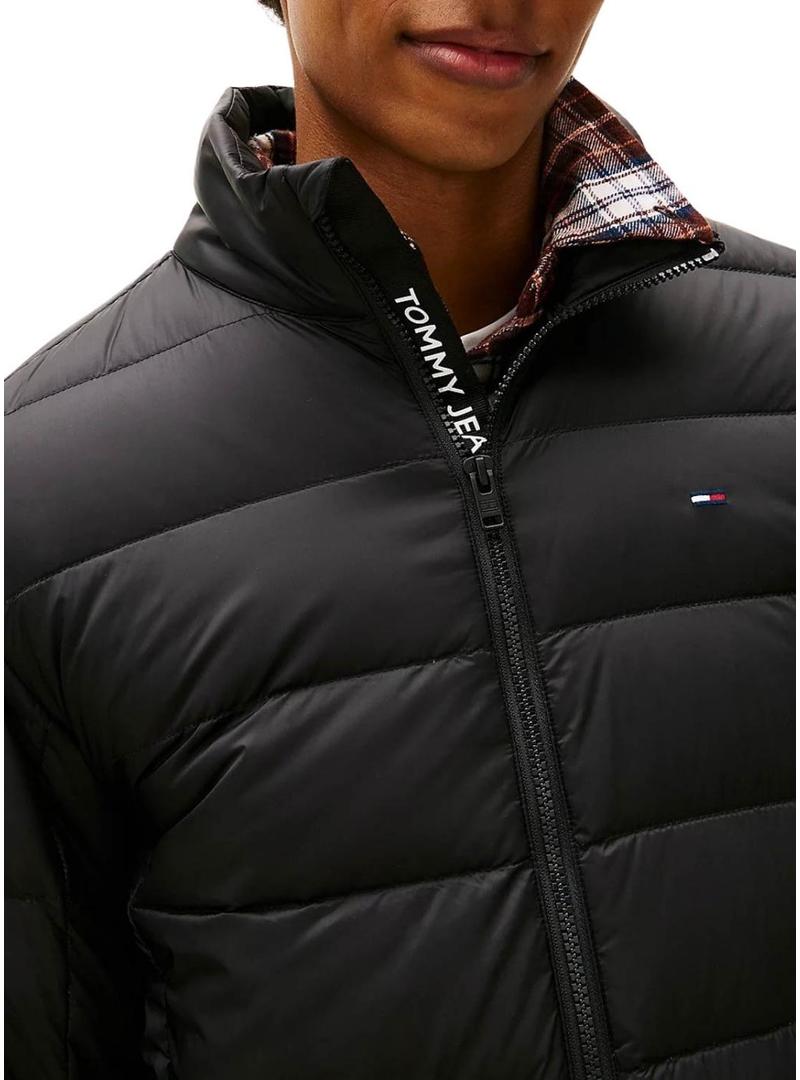 Jaqueta ultraleve preta Tommy Jeans para homem.