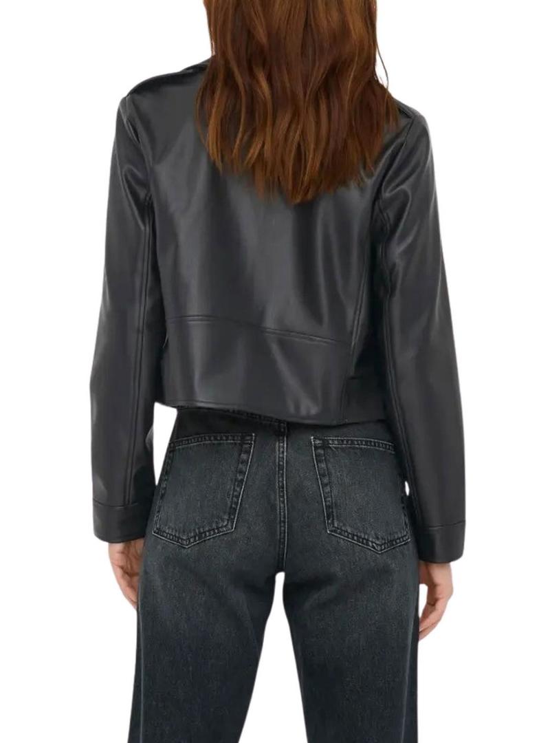 Jaqueta de moto Only Carmen preta para mulher.