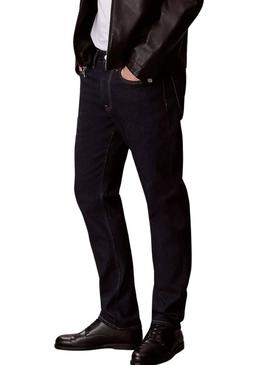 Calça jeans Calvin Klein Jeans seca para homem.