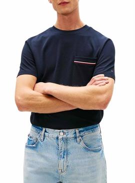 Camiseta com bolso Tommy Hilfiger azul marinho para homem.